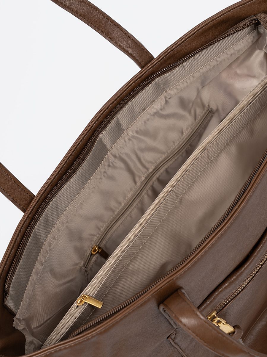 Brązowa torebka ze złotymi elementami