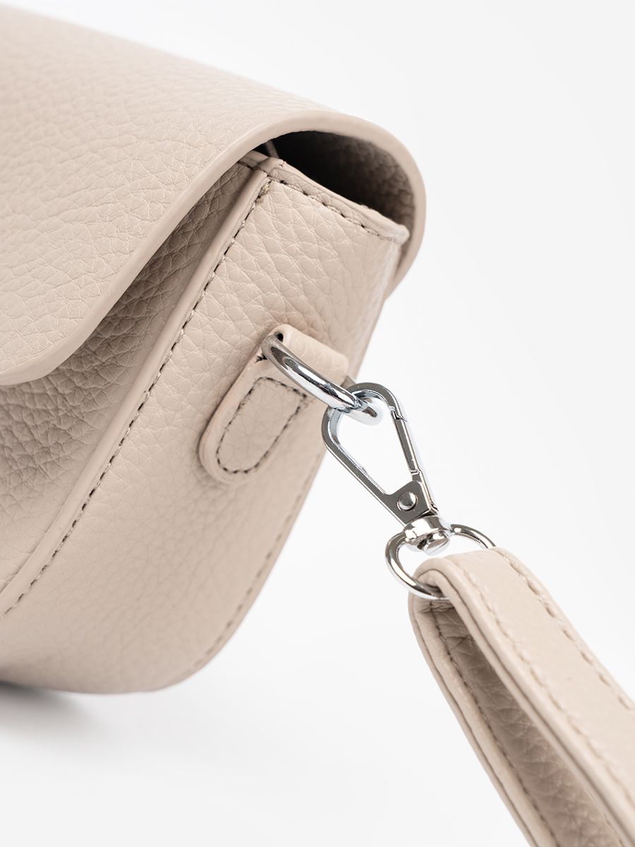 Elegancka beżowa torebka z ozdobnym sercem