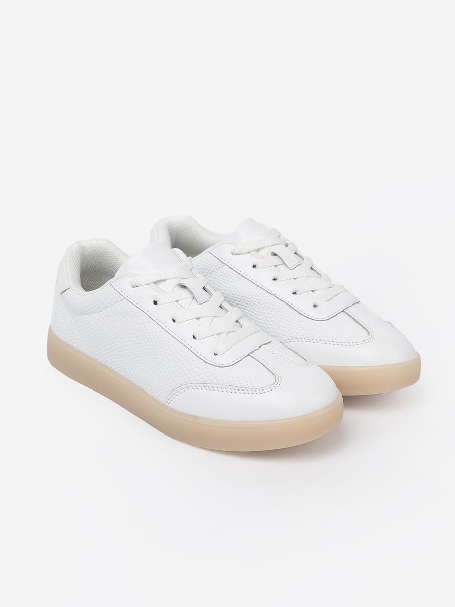 Białe damskie sneakersy