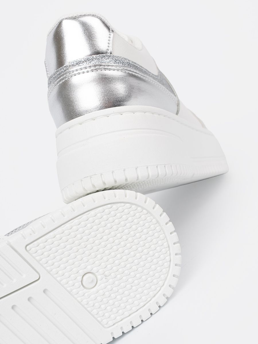 Biało-srebrne sneakersy z połyskującymi detalami