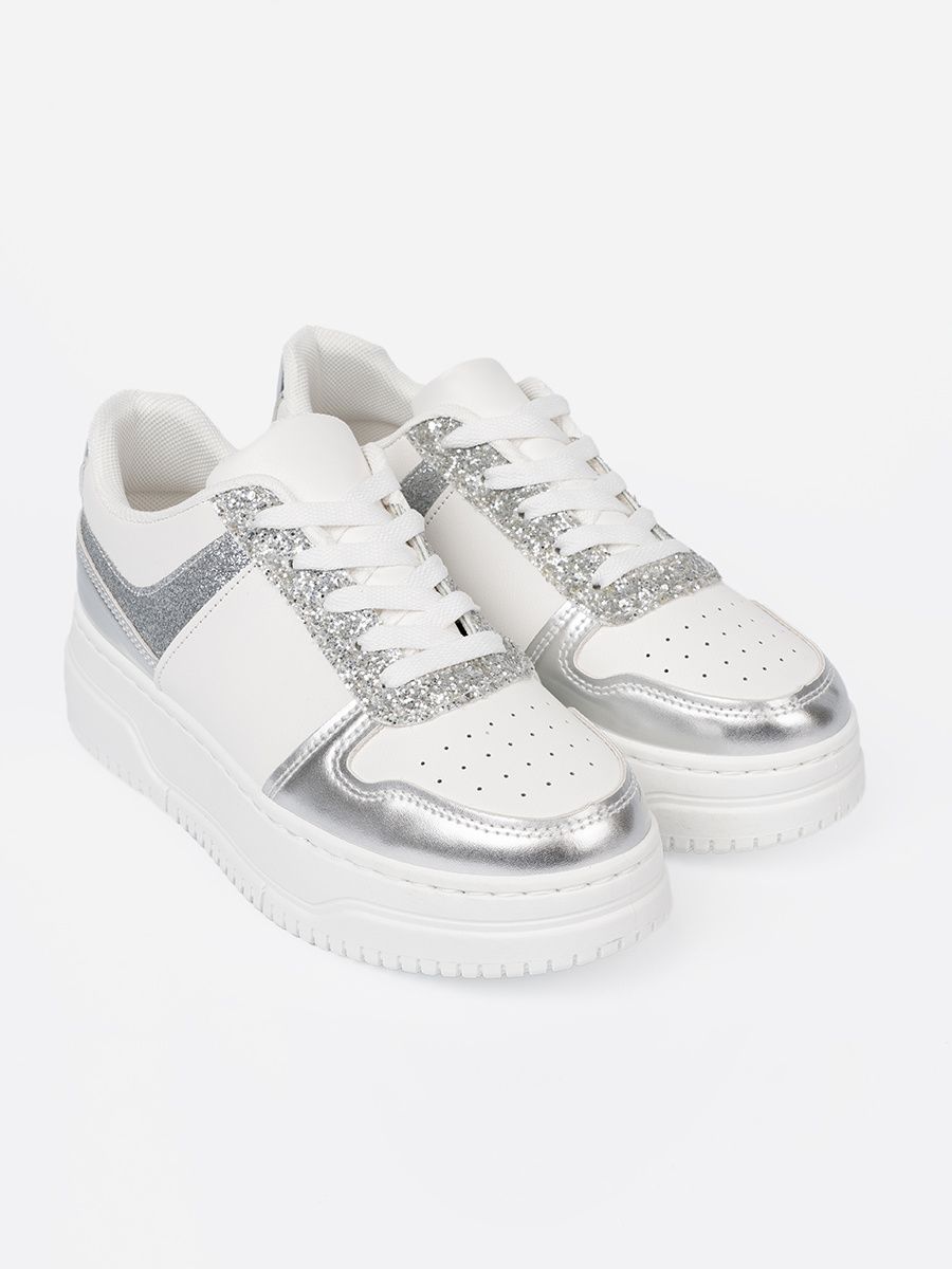 Biało-srebrne sneakersy z połyskującymi detalami
