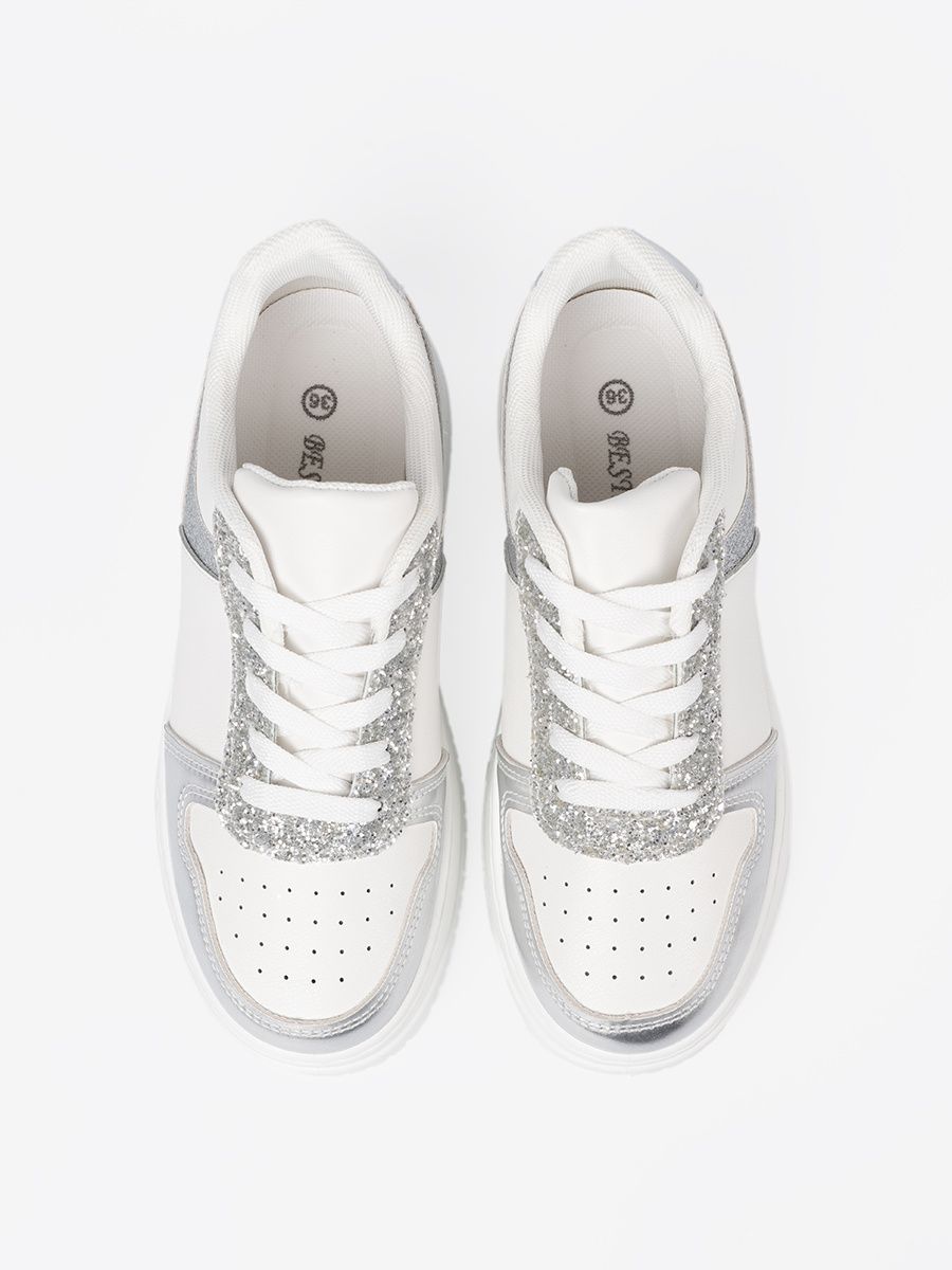 Biało-srebrne sneakersy z połyskującymi detalami