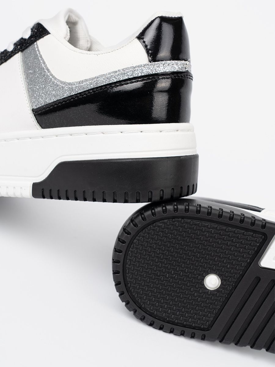 Czarno-białe sneakersy z połyskującymi srebrnymi detalami