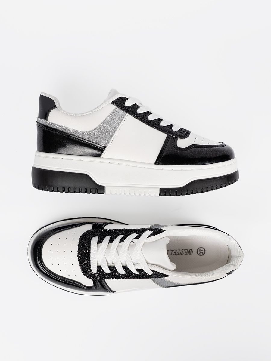 Czarno-białe sneakersy z połyskującymi srebrnymi detalami
