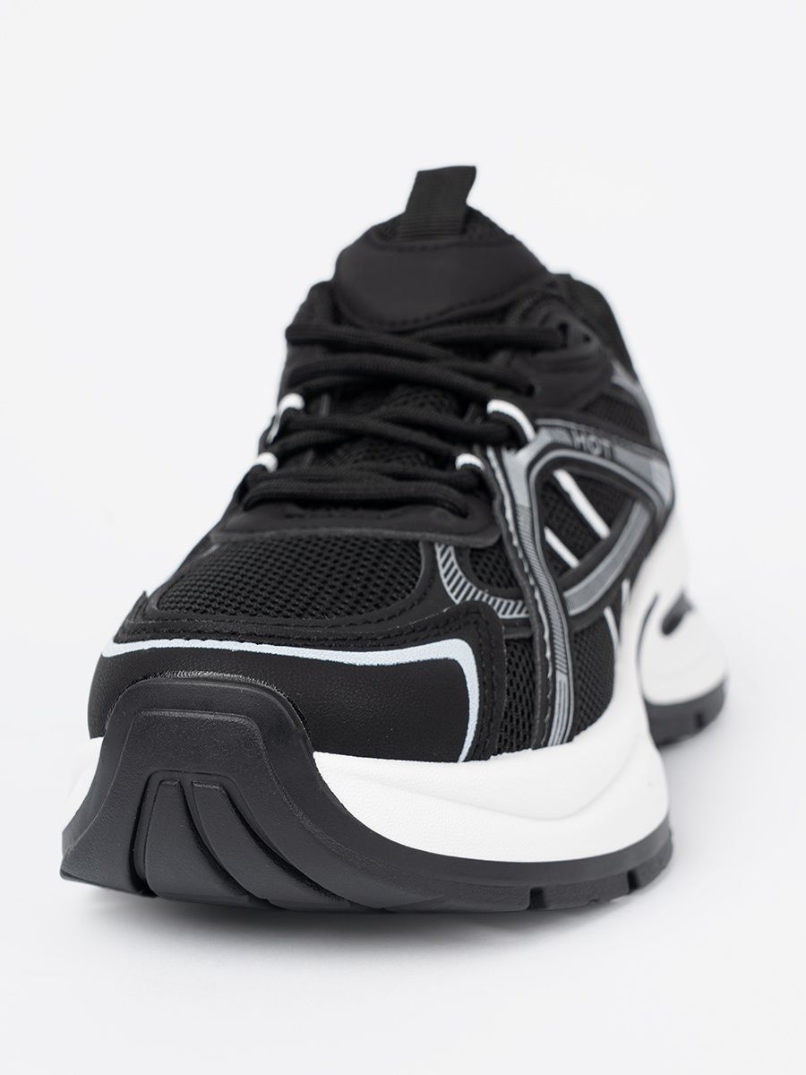 Czarne sneakersy z przewiewną cholewką i masywną białą podeszwą