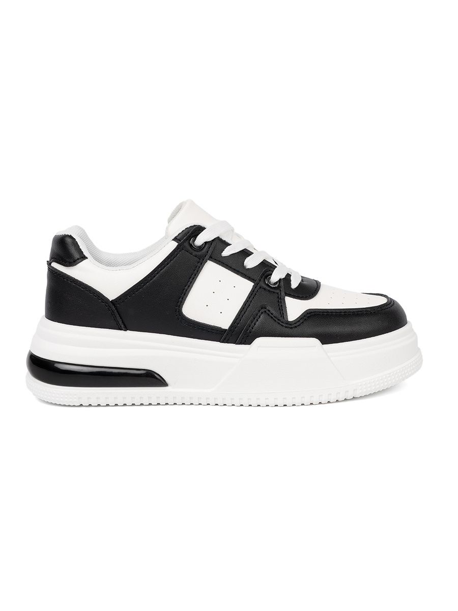 Stylowe czarno-białe sneakersy z grubą podeszwą