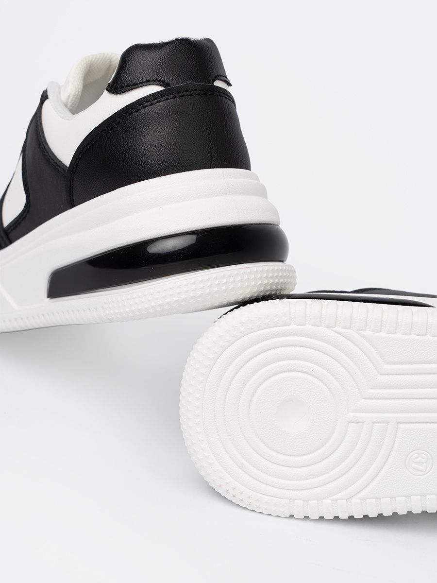 Stylowe czarno-białe sneakersy z grubą podeszwą