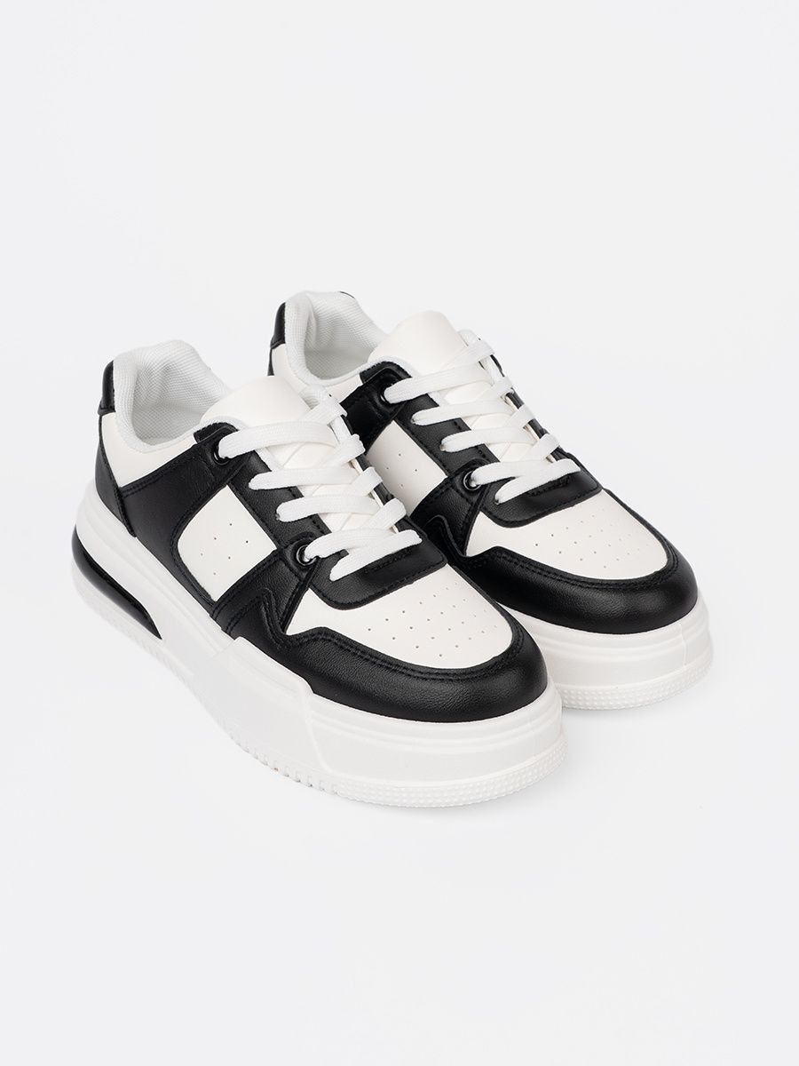 Stylowe czarno-białe sneakersy z grubą podeszwą