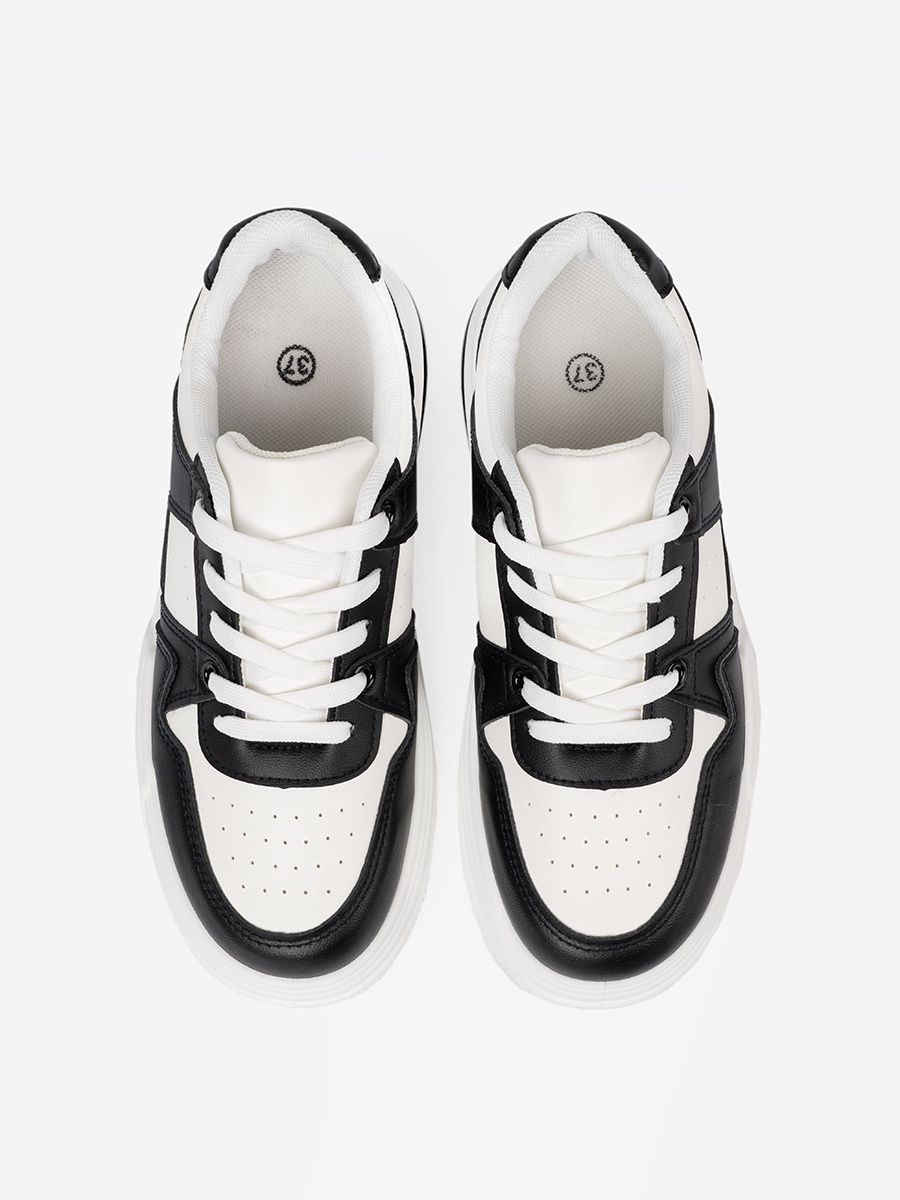 Stylowe czarno-białe sneakersy z grubą podeszwą