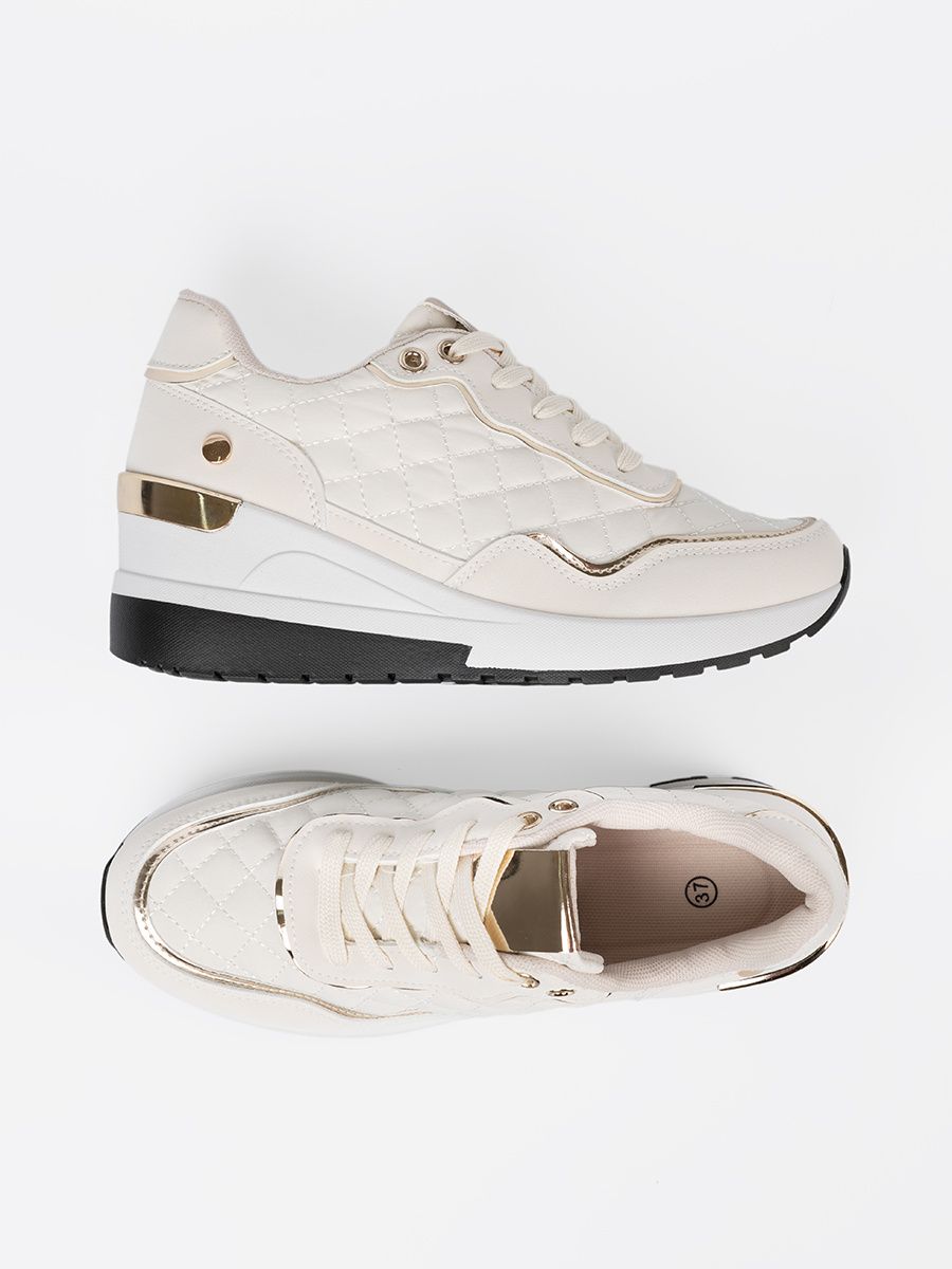 Beżowe sneakersy z połyskującymi złotymi akcentami