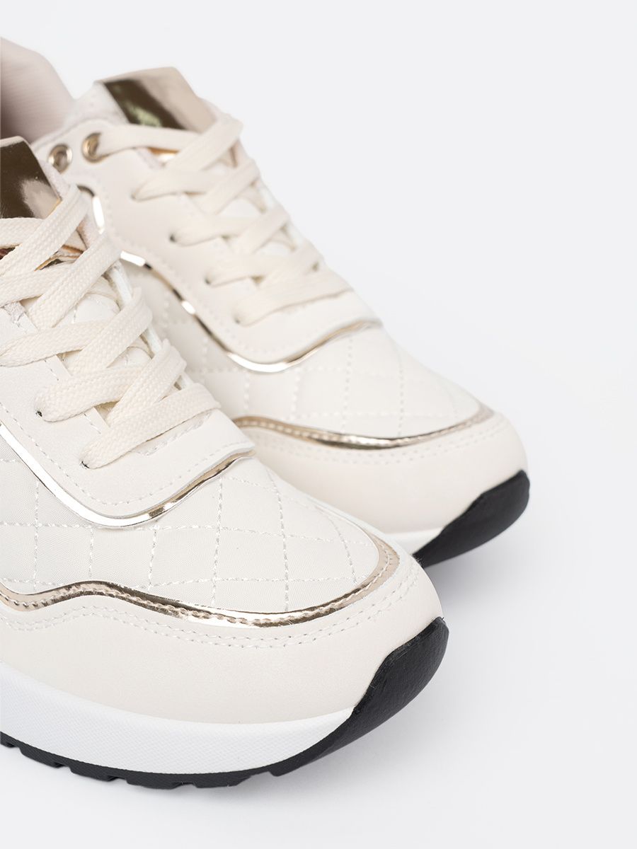 Beżowe sneakersy z połyskującymi złotymi akcentami