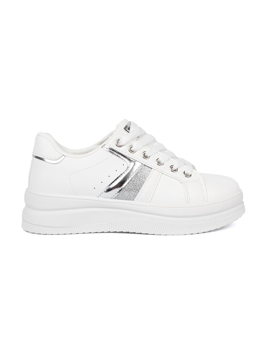 Białe sneakersy z metalicznym srebrnym akcentem