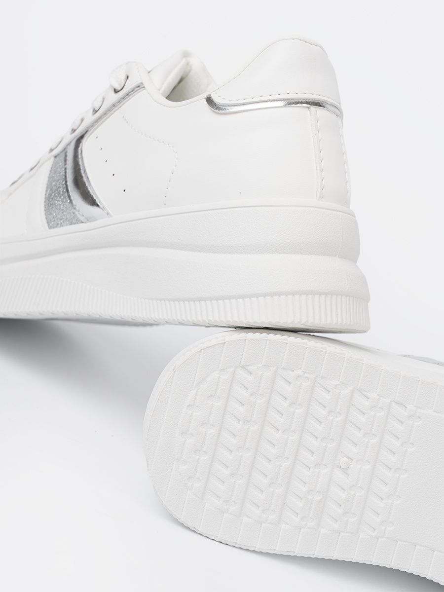 Białe sneakersy z metalicznym srebrnym akcentem