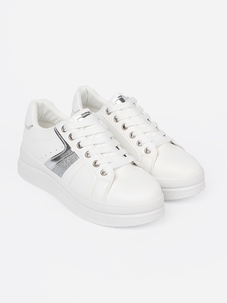 Białe sneakersy z metalicznym srebrnym akcentem