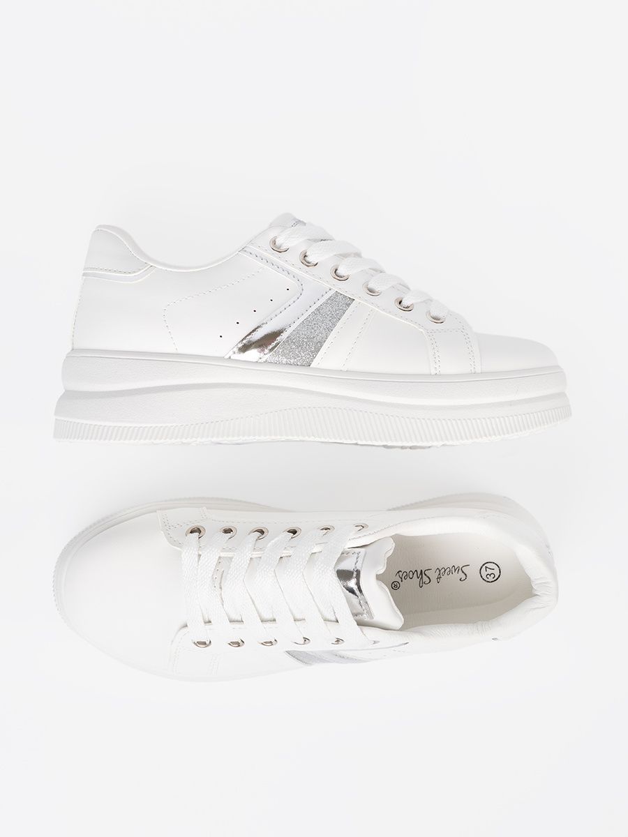 Białe sneakersy z metalicznym srebrnym akcentem