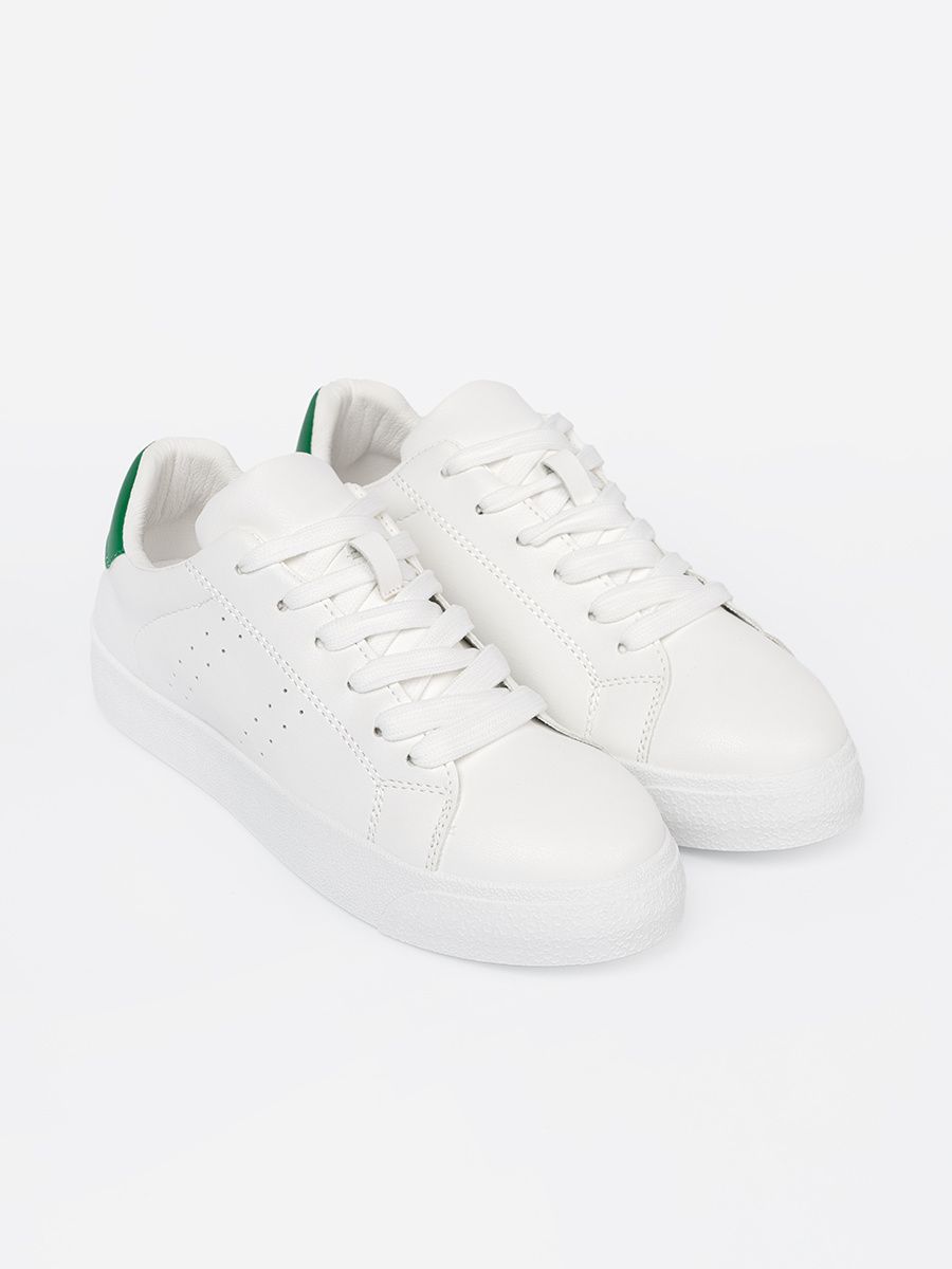 Klasyczne białe sneakersy z zielonym akcentem