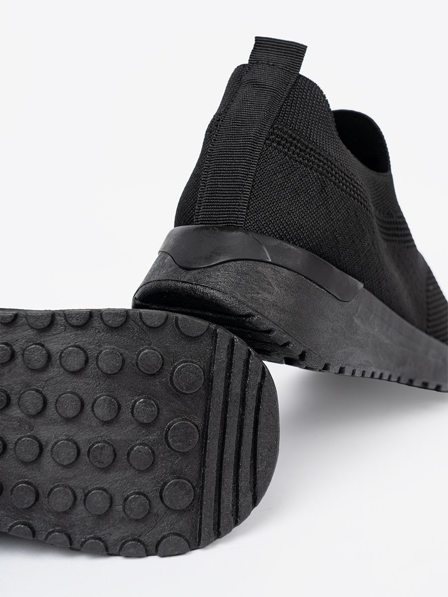 Czarne slip-on sneakers