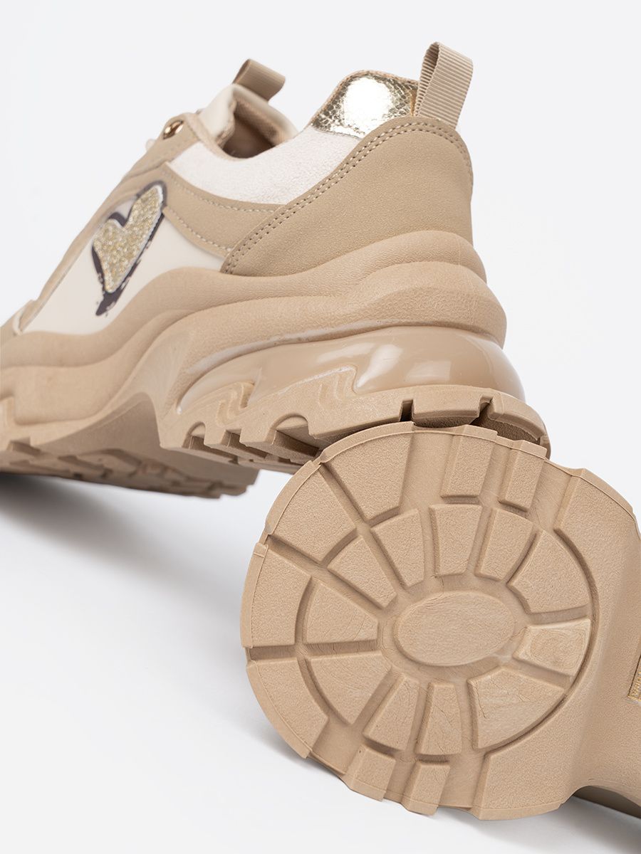 Beżowe sneakersy z ozdobnym złotym sercem