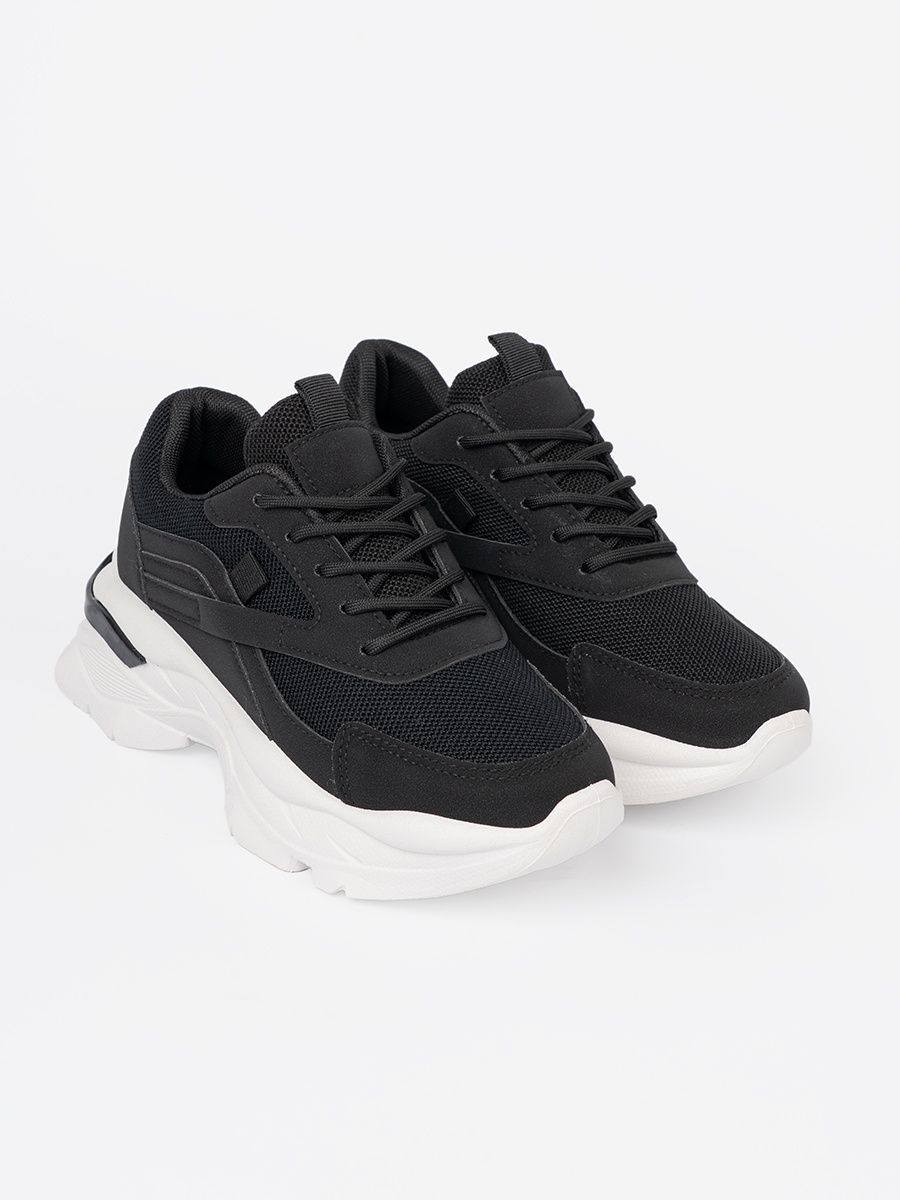 Czarne sportowe sneakersy na grubej białej podeszwie