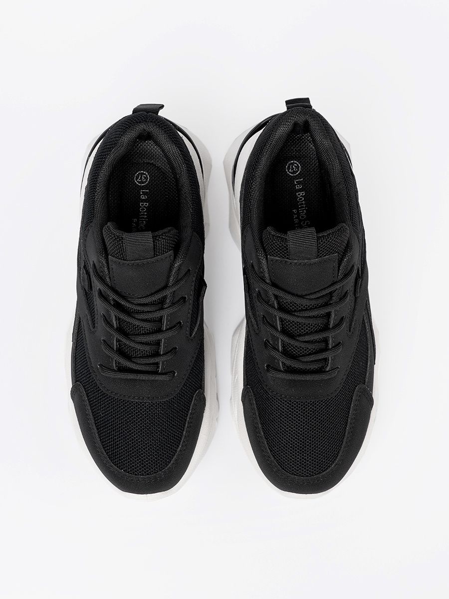 Czarne sportowe sneakersy na grubej białej podeszwie