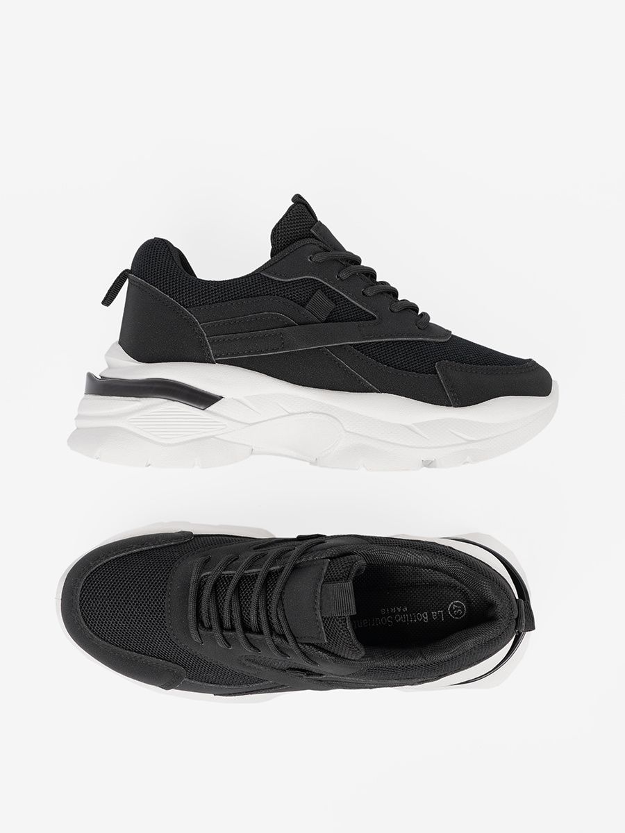 Czarne sportowe sneakersy na grubej białej podeszwie