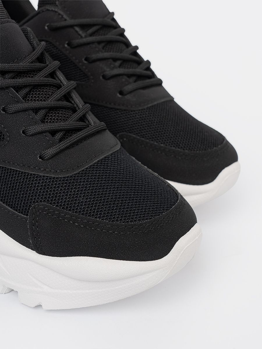 Czarne sportowe sneakersy na grubej białej podeszwie
