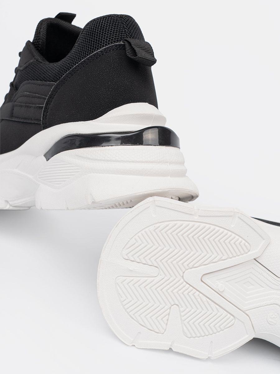 Czarne sportowe sneakersy na grubej białej podeszwie