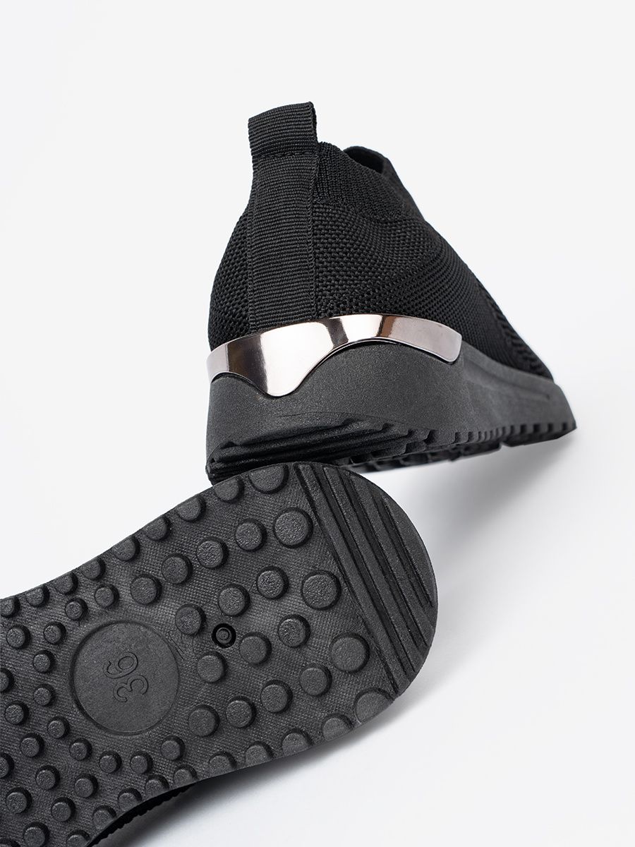 Czarne sportowe buty slip-on z siateczkową cholewką