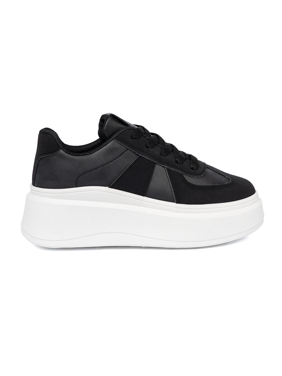 Klasyczne czarne sneakersy na grubej podeszwie