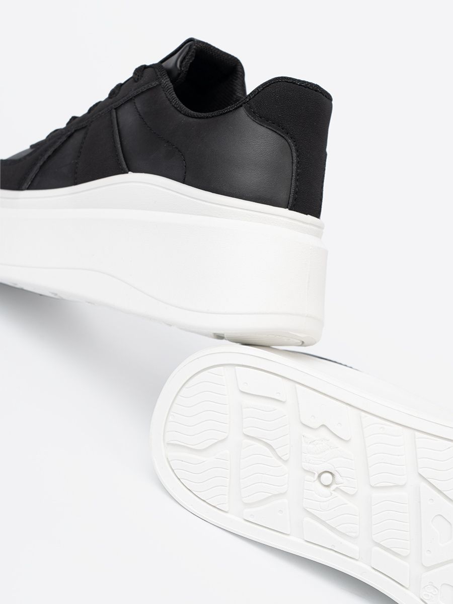 Klasyczne czarne sneakersy na grubej podeszwie