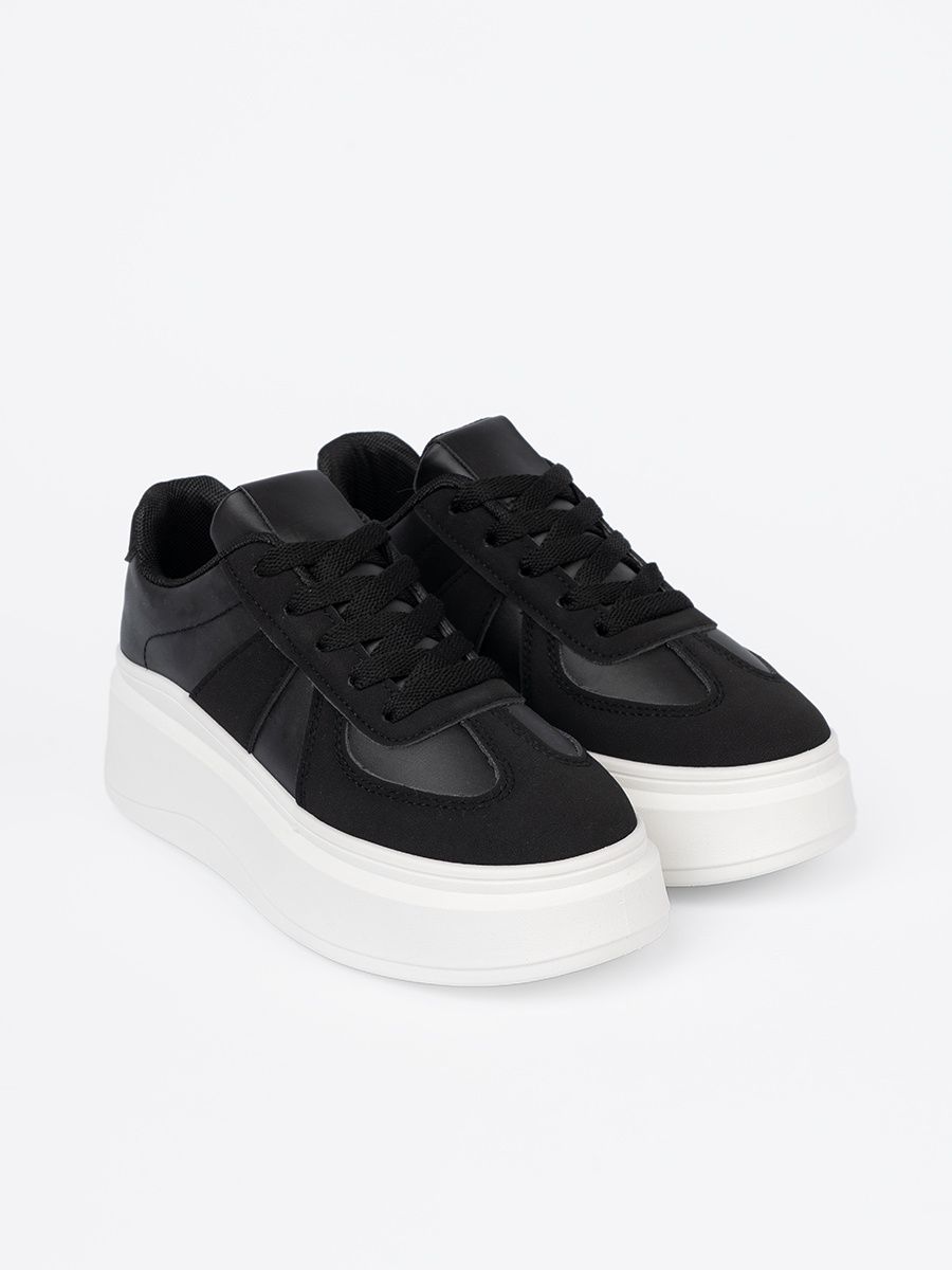 Klasyczne czarne sneakersy na grubej podeszwie