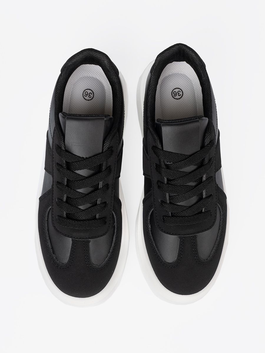 Klasyczne czarne sneakersy na grubej podeszwie