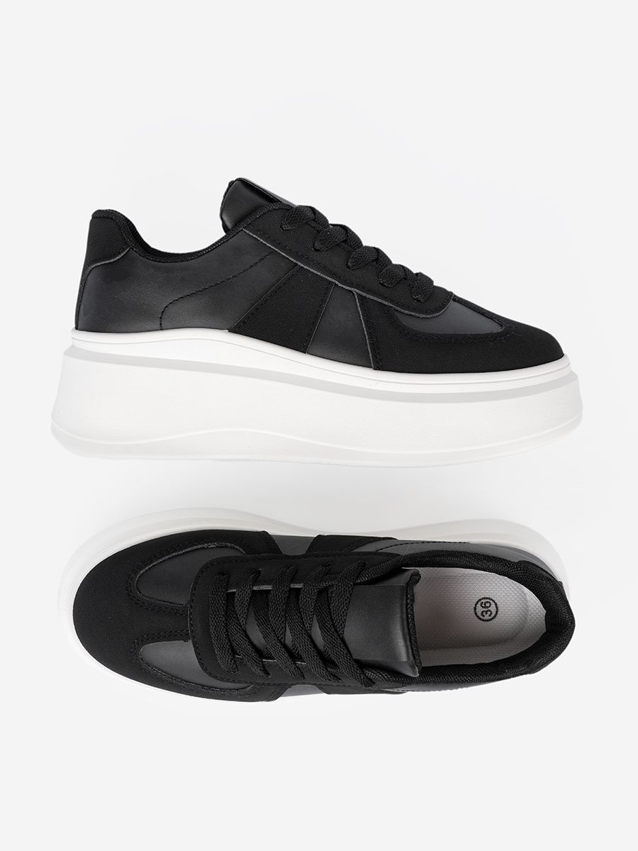 Klasyczne czarne sneakersy na grubej podeszwie