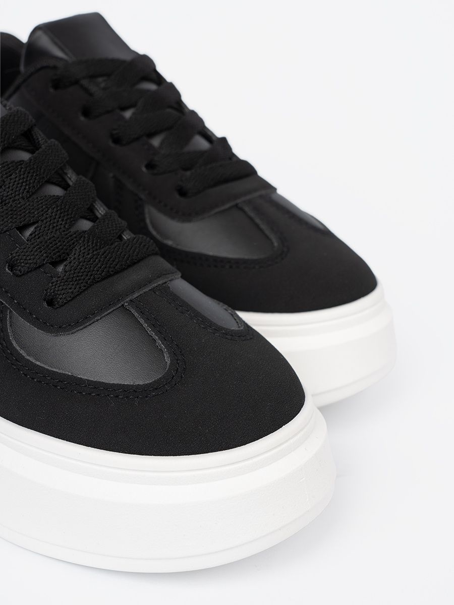 Klasyczne czarne sneakersy na grubej podeszwie