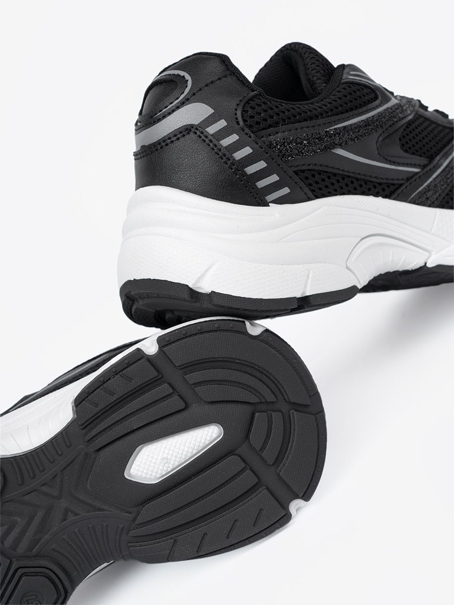 Czarne sneakersy z siateczką i białą podeszwą