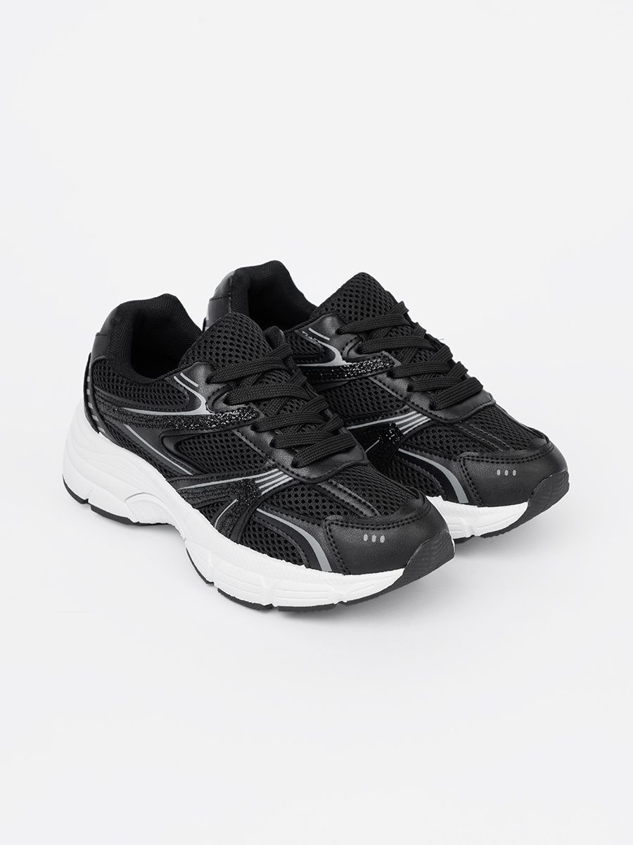 Czarne sneakersy z siateczką i białą podeszwą