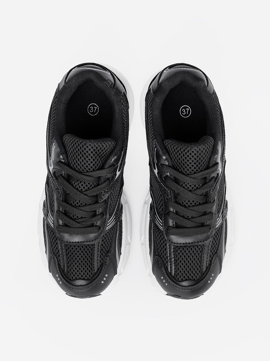 Czarne sneakersy z siateczką i białą podeszwą