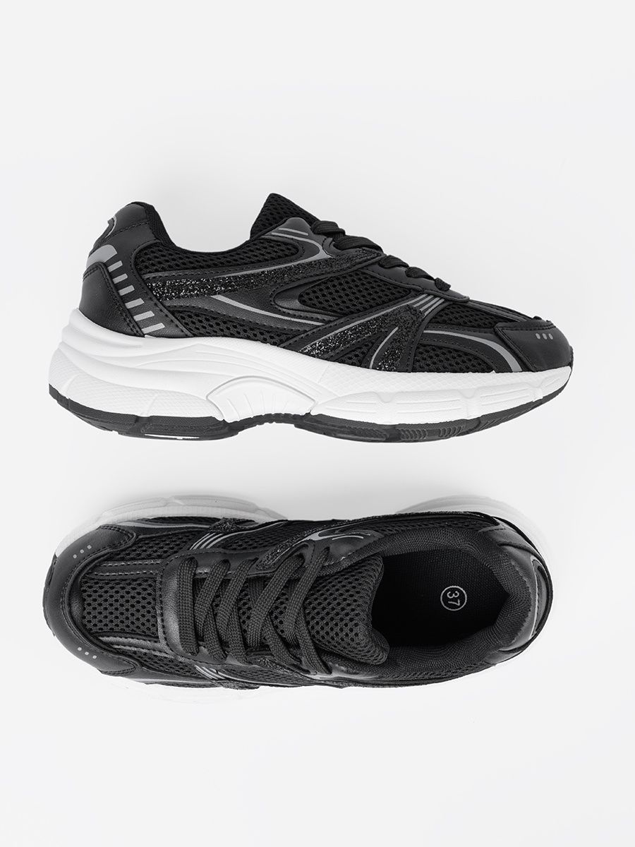 Czarne sneakersy z siateczką i białą podeszwą