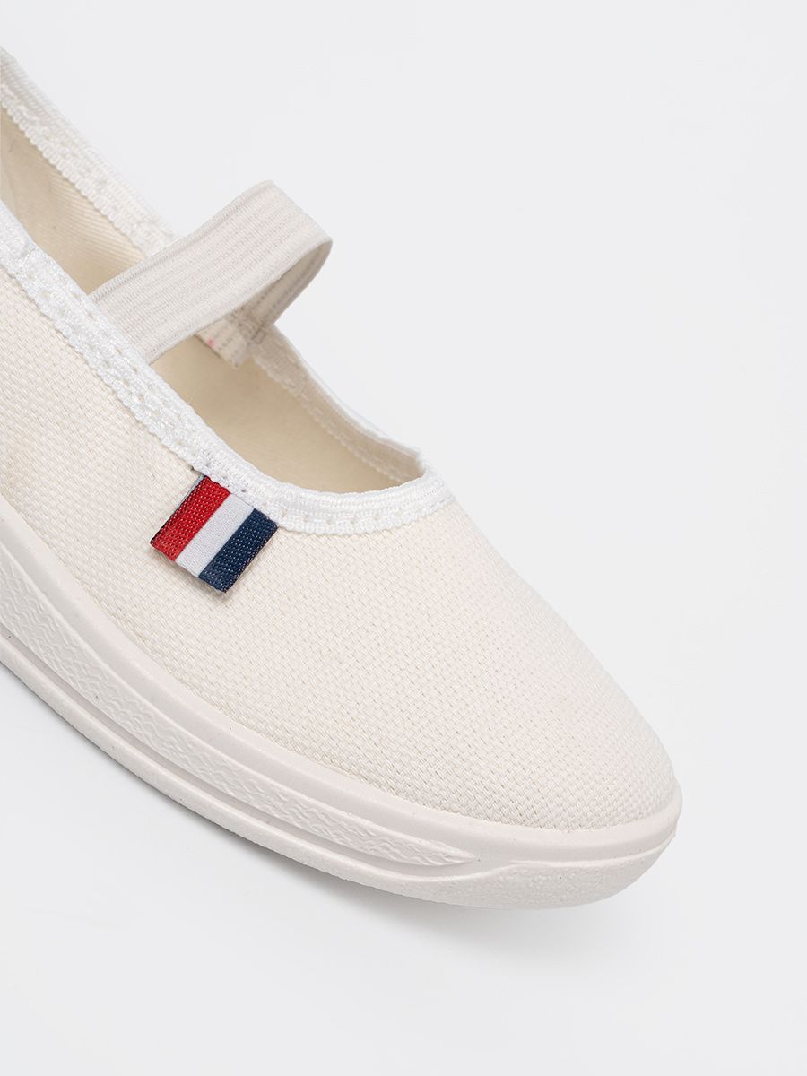 Lekkie białe buty z elastycznym paskiem