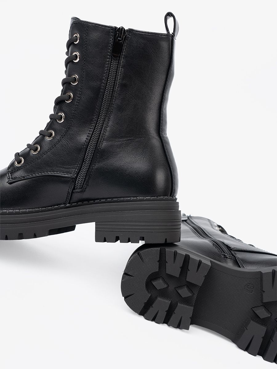 Stylowe czarne workery z metalowym detalem