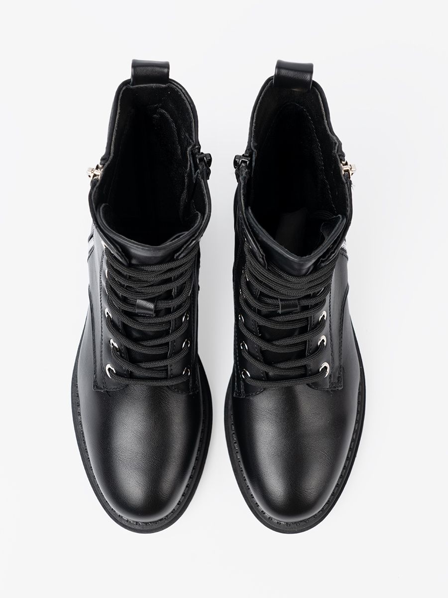 Stylowe czarne workery z metalowym detalem