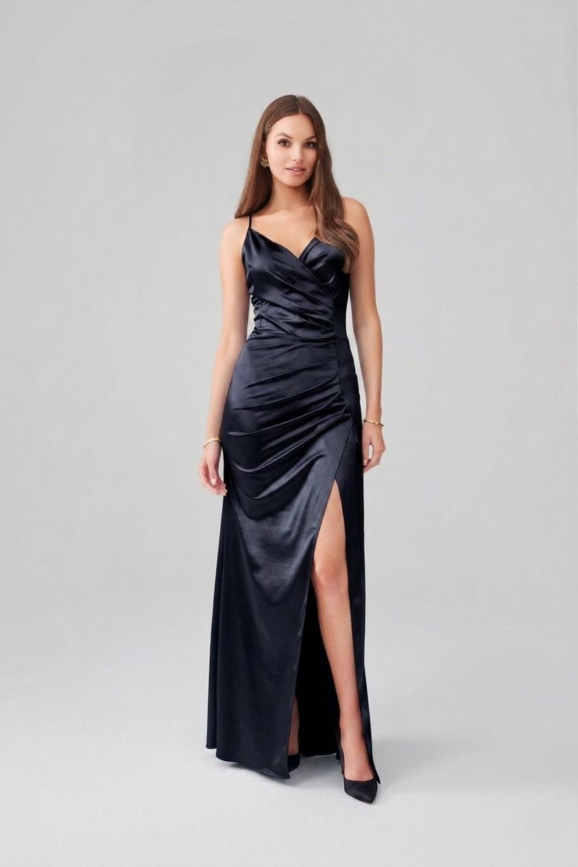 Długa czarna sukienka z odkrytymi plecami na ramiączkach z satynowej tkaniny