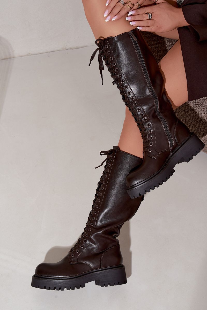 Sznurowane brązowe kozaki na platformie z eko skóry
