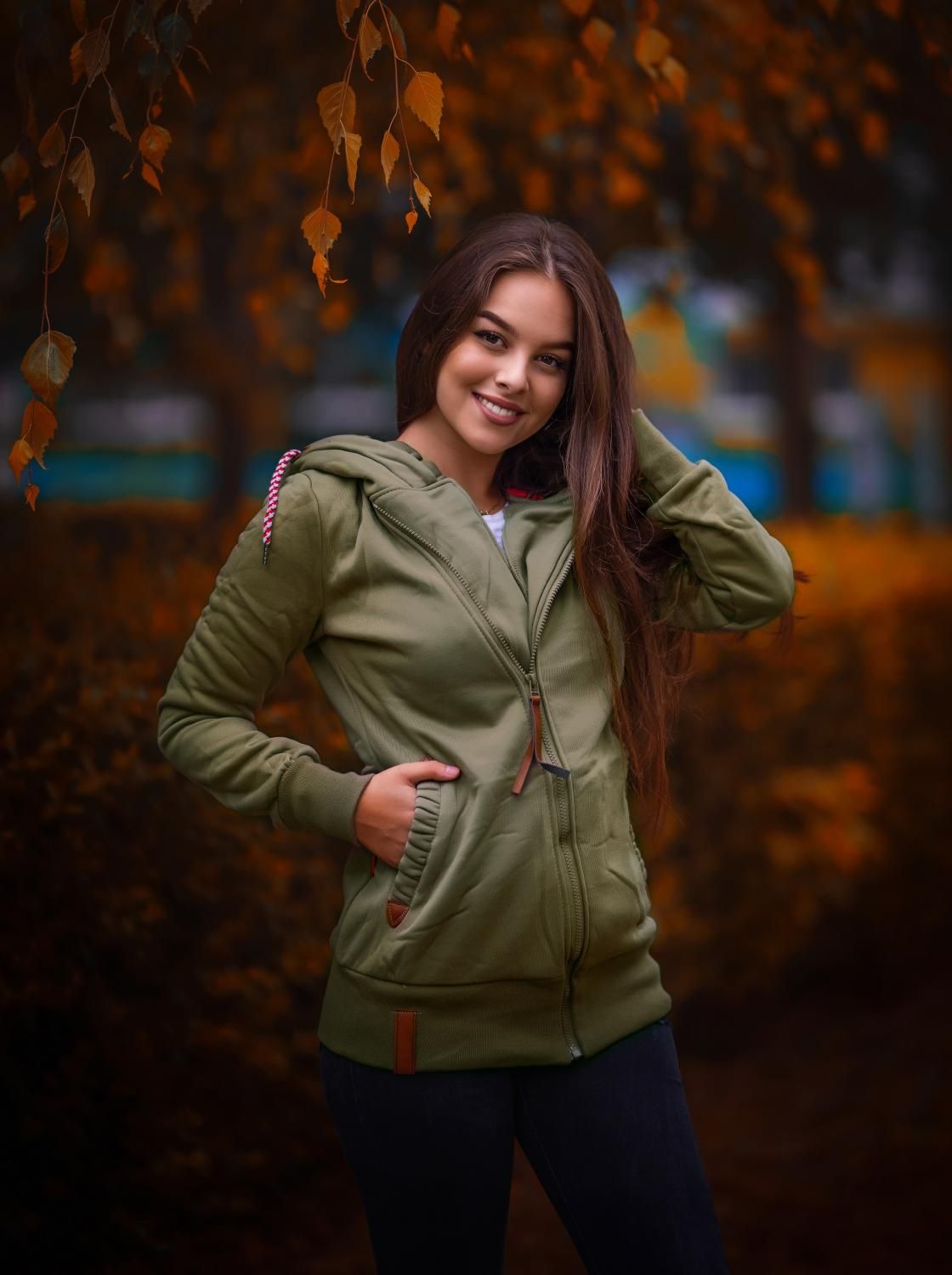Czarna bluza z podszewką w kratkę przy kapturze