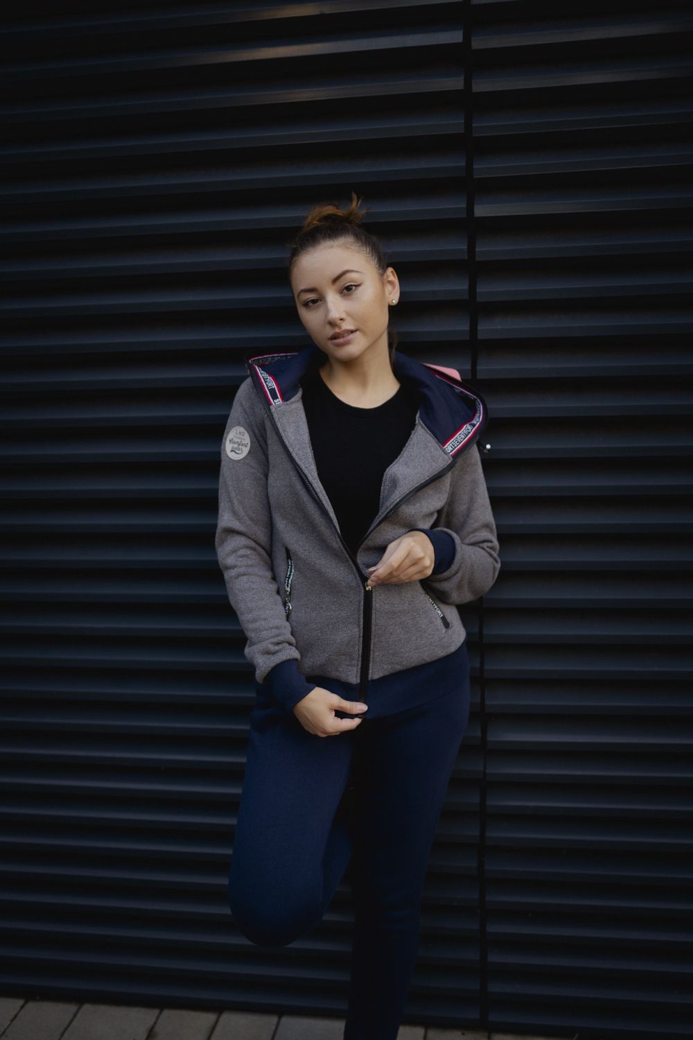 Czarny komplet dresowy na zamek