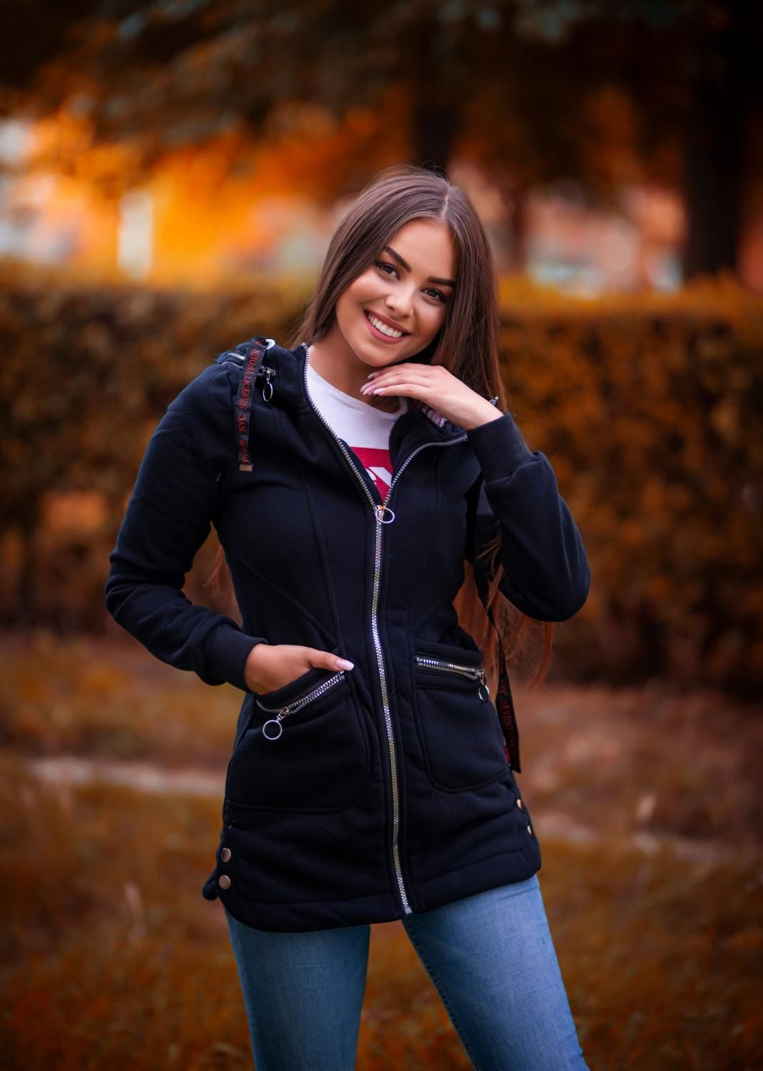 Czarna długa bluza z kapturem w kwiaty