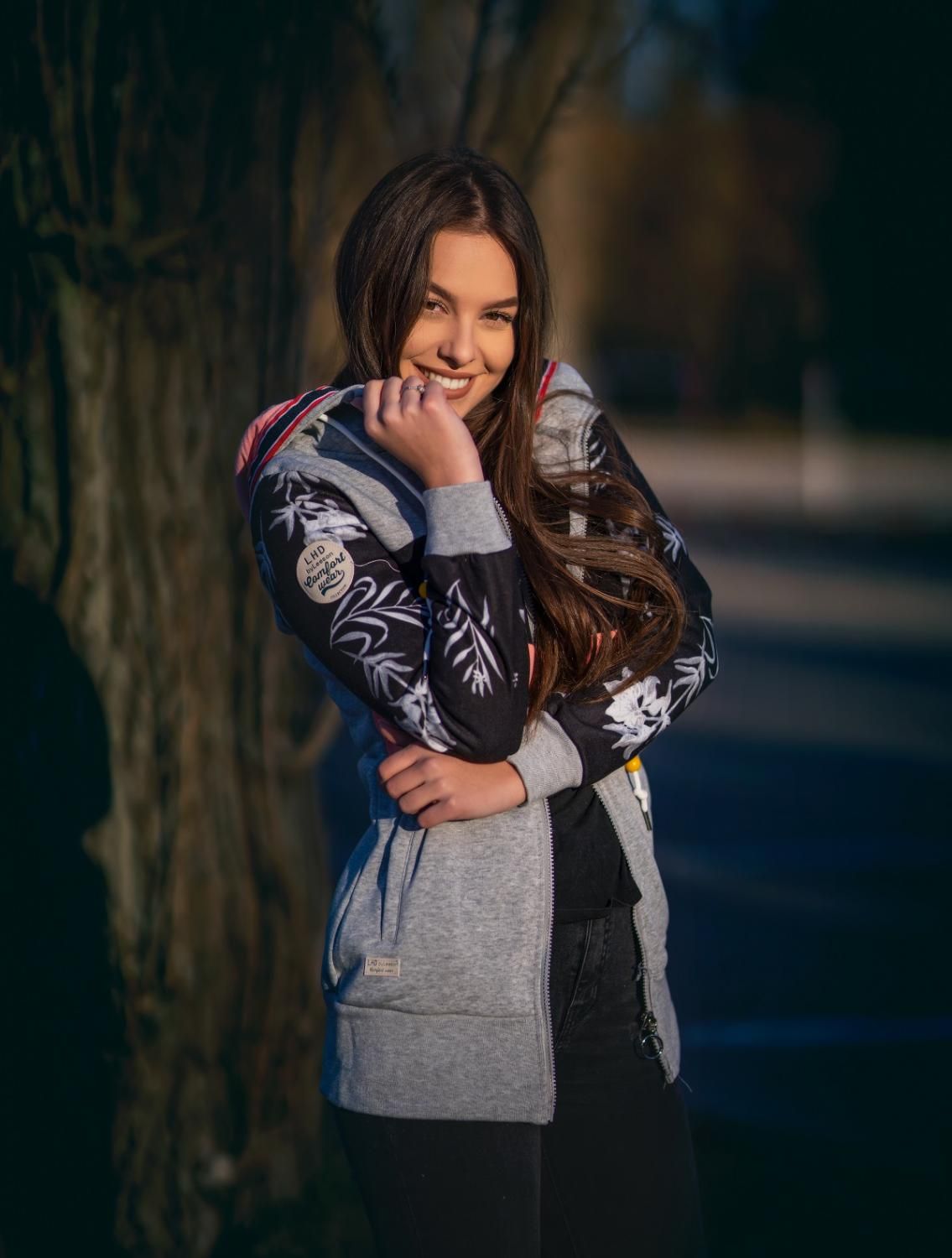 Czarna wydłużona bluza z wzorem w kwiatki