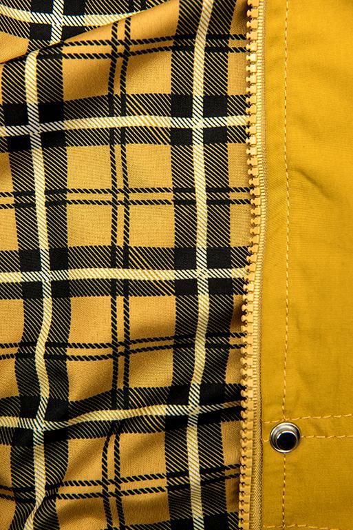 Żółta parka na wiosnę z podszewką w kratkę