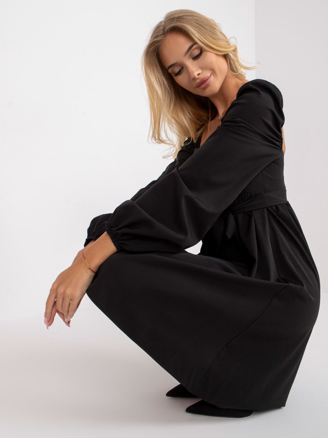 Elegancka czarna rozkloszowana sukienka
