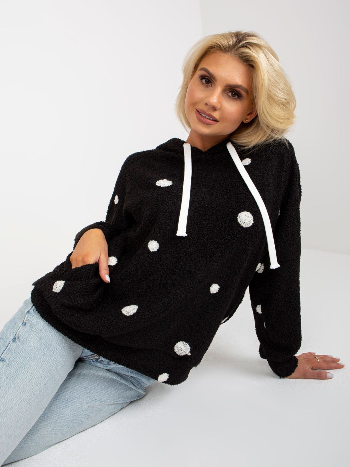 Czarna futrzana bluza w grochy z kapturem